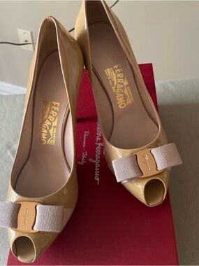 NIB Salvatore Ferragamo GILIA 100 Acm BOW Beige Patent Leather Pumps Heels 7.5
